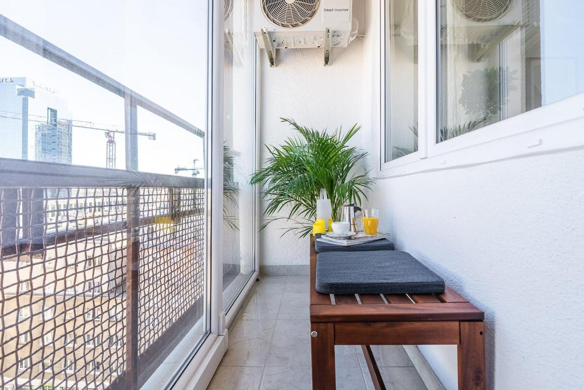 Navy Aesthetic Apartment With Balcony By Noclegi Renters Варшава Екстериор снимка
